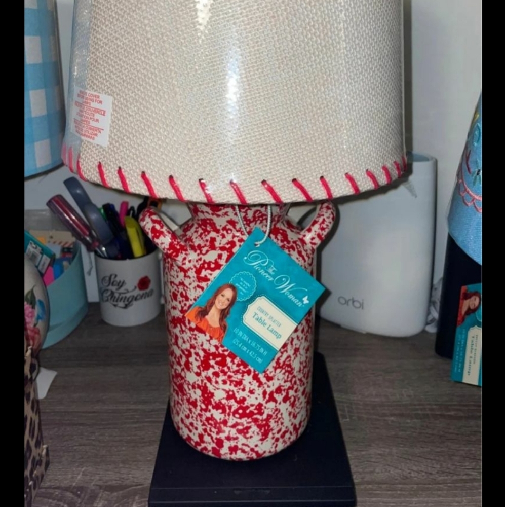 2 beautiful country splatter Pioneer Woman lamps.